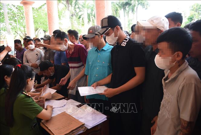 Người được đặc xá làm thủ tục xuất trại tại Trại giam Xuân Lộc (Đồng Nai). Ảnh: Lê Xuân-TTXVN