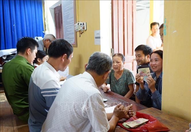 Người dân xã Hợp Tiến hồ hởi, phấn khởi khi được nhận quà Tết Độc lập. Ảnh: Khiếu Tư - TTXVN
                      