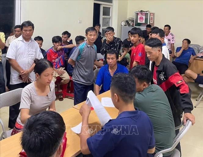 Theo kế hoạch, xã Tam Chung thực hiện chi trả chế độ an sinh xã hội theo Nghị quyết số 263 về việc tặng quà cho công dân với cho 903 hộ với 4.556 nhân khẩu, tổng số tiền 455,6 triệu đồng. Ảnh: Khiếu Tư - TTXVN
                      