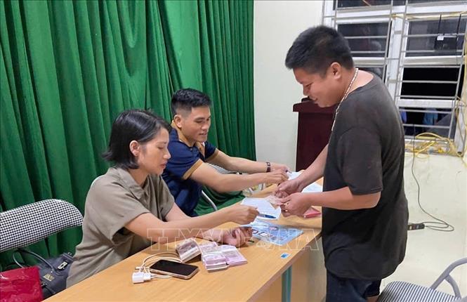 Người dân xã Tam Chung phấn khởi vì được cán bộ xuống tận bản trao quà Tết Độc lập. Ảnh: Khiếu Tư - TTXVN
                      