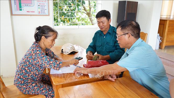 Người dân xã Hợp Tiến được hỗ trợ nhận quà nhanh chóng, kịp thời. Ảnh: Khiếu Tư - TTXVN
                                       