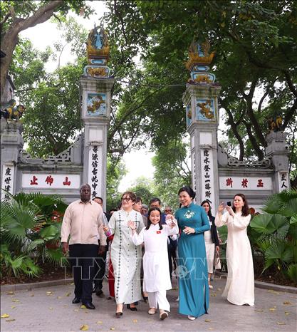 Bà Ngô Phương Ly, Phu nhân Tổng Bí thư Tô Lâm và bà Lis Cuesta Peraza, Phu nhân Bí thư thứ Nhất, Chủ tịch nước Cuba Miguel Díaz-Canel Bermúdez tham quan Đền Ngọc Sơn - di tích lịch sử văn hóa Quốc gia đặc biệt. Ảnh: Văn Điệp – TTXVN