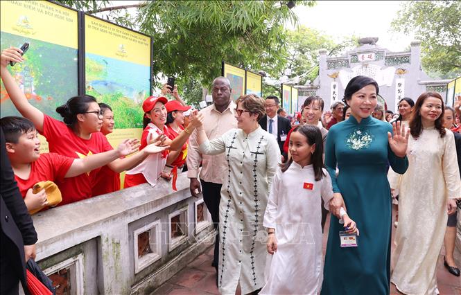 Người dân hân hoan chào đón hai Phu nhân, liên tục hô vang 