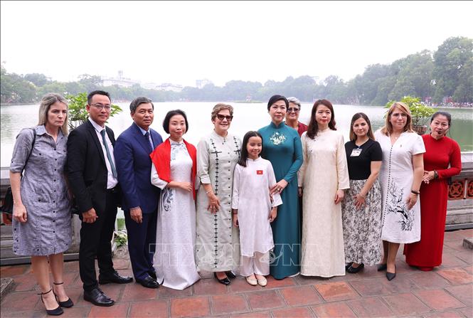 Phu nhân Tổng Bí thư và Phu nhân Bí thư thứ Nhất, Chủ tịch nước Cuba với thành viên đoàn chụp ảnh bên hồ Hoàn Kiếm. Ảnh: Văn Điệp – TTXVN