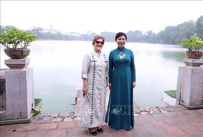 Phu nhân Tổng Bí thư và Phu nhân Bí thư thứ Nhất, Chủ tịch nước Cuba. Ảnh: Văn Điệp – TTXVN