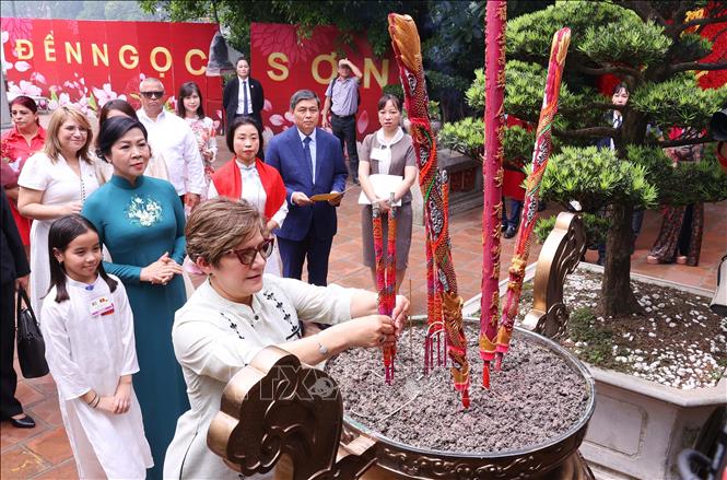 Hai Phu nhân và đoàn dâng hương tại Đền Ngọc Sơn. Ảnh: Văn Điệp – TTXVN