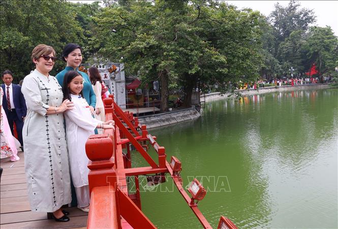 Hai Phu nhân trên cầu Thê Húc ngắm nhìn Tháp Rùa và phố phường Thủ đô. Ảnh: Văn Điệp – TTXVN