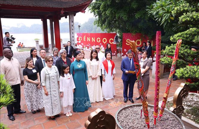 Hai Phu nhân và đoàn dâng hương tại Đền Ngọc Sơn. Ảnh: Văn Điệp – TTXVN
