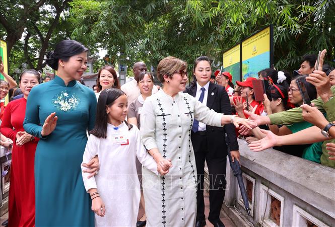 Người dân hân hoan chào đón hai Phu nhân, liên tục hô vang 
