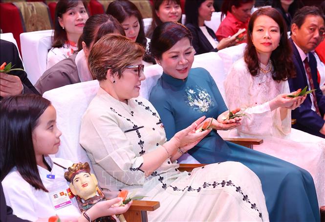 Phu nhân Tổng Bí thư Tô Lâm  giới thiệu về trầu têm cánh phượng với Phu nhân Bí thư thứ Nhất, Chủ tịch nước Cuba. Ảnh: Văn Điệp – TTXVN