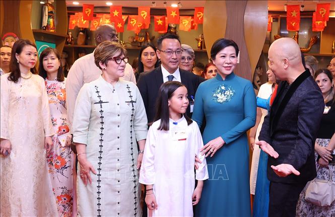 Bà Ngô Phương Ly, Phu nhân Tổng Bí thư Tô Lâm và bà Lis Cuesta Peraza, Phu nhân Bí thư thứ Nhất, Chủ tịch nước Cuba Miguel Díaz-Canel Bermúdez nghe giới thiệu về Nhà hát Múa rối Thăng Long. Ảnh: Văn Điệp – TTXVN