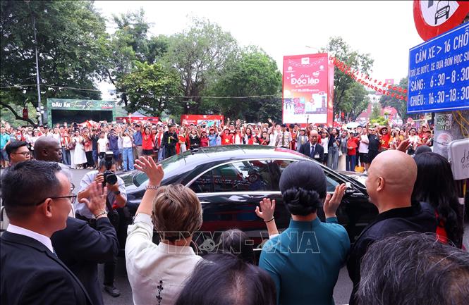 Đông đảo người dân vẫy tay chào bà Ngô Phương Ly, Phu nhân Tổng Bí thư Tô Lâm  và bà Lis Cuesta Peraza, Phu nhân Bí thư thứ Nhất, Chủ tịch nước Cuba Miguel Díaz-Canel Bermúdez. Ảnh: Văn Điệp – TTXVN
