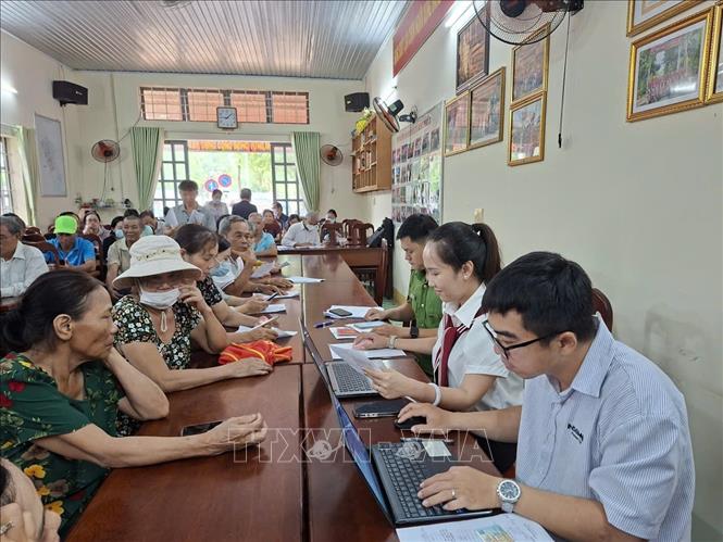 Đông đảo người dân phường Tam Thắng, TP Hồ Chí Minh đến nhận quà trực tiếp tại các trụ sở khu phố trên địa bàn phường. Ảnh: Hoàng Nhị - TTXVN