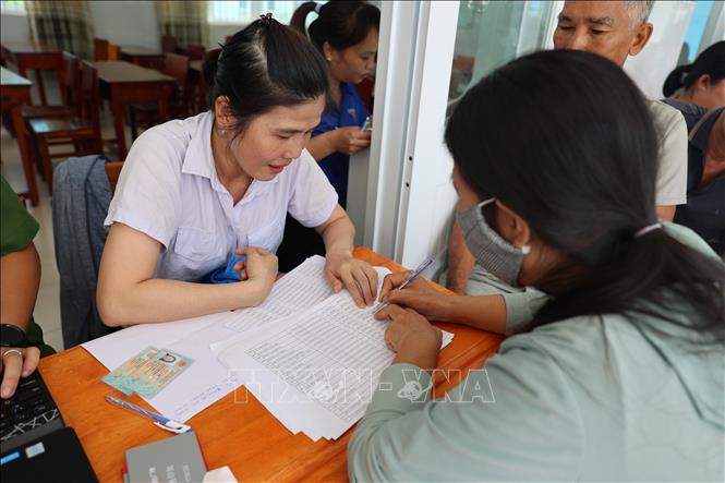 Người dân khu phố Nam Hòa Long, phường Tam Long, TP Hồ Chí Minh nhận tiền vào sáng 1/9. Ảnh: Hoàng Nhị - TTXVN