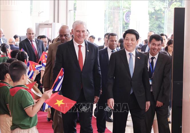 Chủ tịch nước Lương Cường cùng Bí thư thứ Nhất Ban Chấp hành Trung ương Đảng Cộng sản Cuba, Chủ tịch nước Cộng hòa Cuba Miguel Díaz-Canel Bermúdez dự lễ kỷ niệm. Ảnh: Lâm Khánh - TTXVN