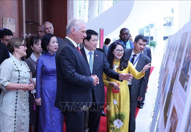 Chủ tịch nước Lương Cường và Phu nhân cùng Bí thư thứ Nhất Ban Chấp hành Trung ương Đảng Cộng sản Cuba, Chủ tịch nước Cộng hòa Cuba Miguel Díaz-Canel Bermúdez và Phu nhân xem trưng bày ảnh 65 năm thiết lập quan hệ ngoại giao Việt Nam - Cuba do Thông tấn xã Việt Nam thực hiện. Ảnh: Lâm Khánh - TTXVN