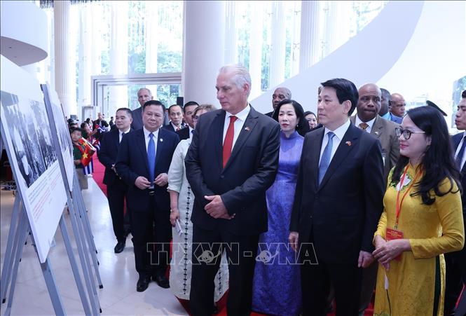 Chủ tịch nước Lương Cường và Phu nhân cùng Bí thư thứ Nhất Ban Chấp hành Trung ương Đảng Cộng sản Cuba, Chủ tịch nước Cộng hòa Cuba Miguel Díaz-Canel Bermúdez và Phu nhân xem trưng bày ảnh 65 năm thiết lập quan hệ ngoại giao Việt Nam - Cuba do Thông tấn xã Việt Nam thực hiện. Ảnh: Lâm Khánh - TTXVN