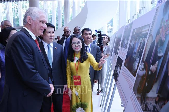 Chủ tịch nước Lương Cường và Phu nhân cùng Bí thư thứ Nhất Ban Chấp hành Trung ương Đảng Cộng sản Cuba, Chủ tịch nước Cộng hòa Cuba Miguel Díaz-Canel Bermúdez và Phu nhân xem trưng bày ảnh 65 năm thiết lập quan hệ ngoại giao Việt Nam - Cuba do Thông tấn xã Việt Nam thực hiện. Ảnh: Lâm Khánh - TTXVN