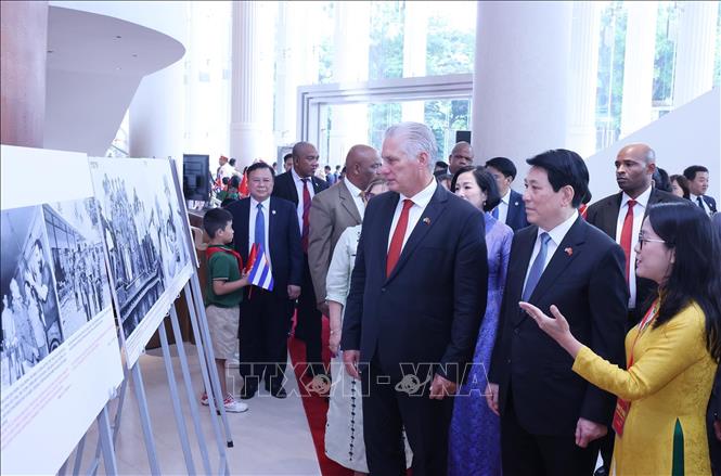 Chủ tịch nước Lương Cường và Phu nhân cùng Bí thư thứ Nhất Ban Chấp hành Trung ương Đảng Cộng sản Cuba, Chủ tịch nước Cộng hòa Cuba Miguel Díaz-Canel Bermúdez và Phu nhân xem trưng bày ảnh 65 năm thiết lập quan hệ ngoại giao Việt Nam - Cuba di Thông tấn xã Việt Nam thực hiện. Ảnh: Lâm Khánh - TTXVN