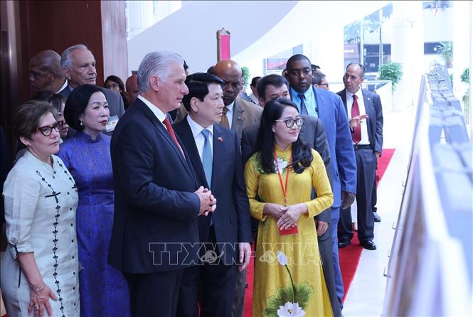 Chủ tịch nước Lương Cường và Phu nhân cùng Bí thư thứ Nhất Ban Chấp hành Trung ương Đảng Cộng sản Cuba, Chủ tịch nước Cộng hòa Cuba Miguel Díaz-Canel Bermúdez và Phu nhân xem trưng bày ảnh 65 năm thiết lập quan hệ ngoại giao Việt Nam - Cuba di Thông tấn xã Việt Nam thực hiện. Ảnh: Lâm Khánh - TTXVN

