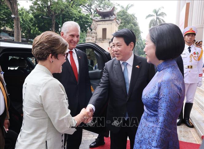 Chủ tịch nước Lương Cường và Phu nhân đón Bí thư thứ Nhất, Chủ tịch nước Cộng hòa Cuba Miguel Díaz-Canel Bermúdez và Phu nhân dự Lễ kỷ niệm 65 năm thiết lập quan hệ ngoại giao Việt Nam - Cuba. Ảnh: Lâm Khánh - TTXVN