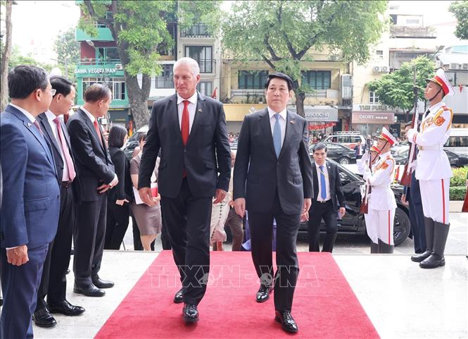 Chủ tịch nước Lương Cường cùng Bí thư thứ Nhất Ban Chấp hành Trung ương Đảng Cộng sản Cuba, Chủ tịch nước Cộng hòa Cuba Miguel Díaz-Canel Bermúdez chủ trì Lễ kỷ niệm 65 năm thiết lập quan hệ ngoại giao Việt Nam - Cuba. Ảnh: Lâm Khánh - TTXVN