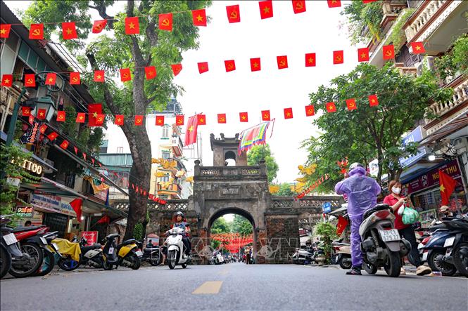 Ô Quan Chưởng rợp bóng cờ bay. Ảnh: Thanh Tùng - TTXVN