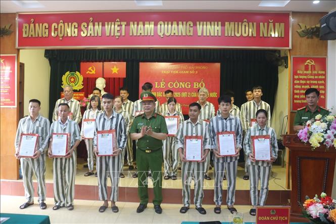 Các phạm nhân tại Trại tạm giam số 2 Công an thành phố Hải Phòng được trao quyết định đăc xá. Ảnh: Mạnh Minh - TTXVN