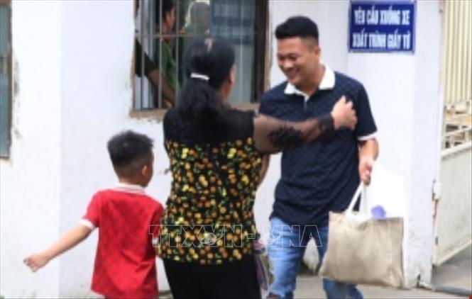 Niềm vui của người được đặc xá khi gặp lại người thân tại trại tạm giam số 2 Công an thành phố Hải Phòng sáng 1/9. Ảnh: Mạnh Minh – TTXVN