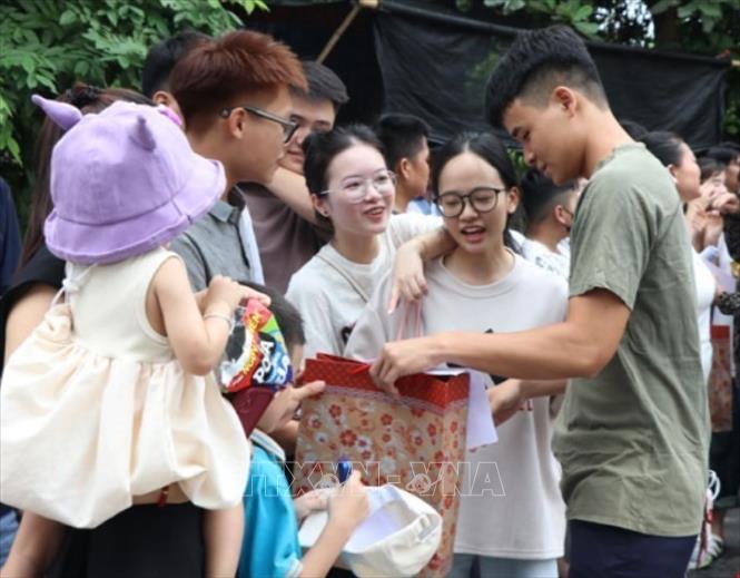 Niềm vui của người được đặc xá khi gặp lại người thân tại trại tạm giam số 2 Công an thành phố Hải Phòng sáng 1/9. Ảnh: Mạnh Minh – TTXVN