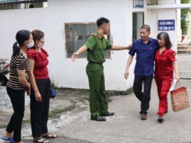 Niềm vui của người được đặc xá khi gặp lại người thân tại Trại tạm giam số 2 Công an thành phố Hải Phòng sáng 1/9. Ảnh: Mạnh Minh – TTXVN