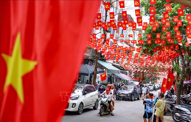 Phố Đặng Dung rực rỡ cờ bay. Ảnh: Thanh Tùng - TTXVN