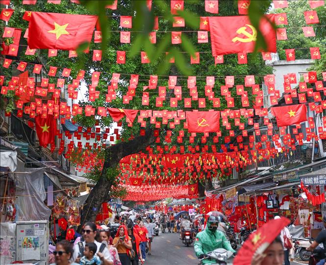 Phố Hàng Mã rực rỡ cờ bay. Ảnh: Thanh Tùng - TTXVN