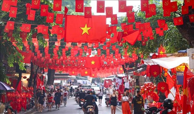 Rợp bóng cờ bay trên khắp các tuyến phố Hà Nội. Ảnh: Thanh Tùng - TTXVN 