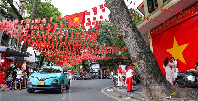 Rợp bóng cờ bay trên khắp các tuyến phố Hà Nội. Ảnh: Thanh Tùng - TTXVN 