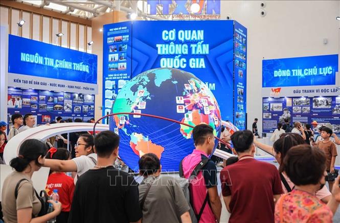 Khu vực trưng bày của Thông tấn xã Việt Nam thu hút sự quan tâm của đông đảo công chúng. Ảnh: Hoàng Hiếu - TTXVN