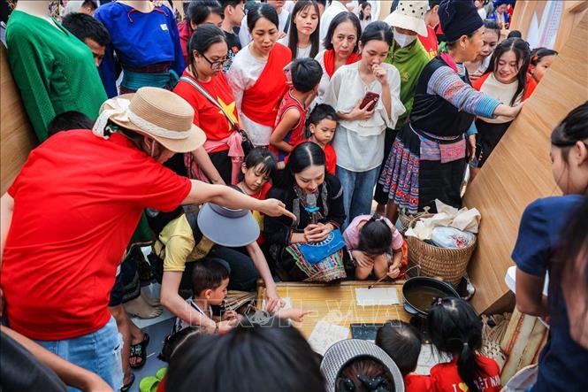 Người dân trải nghiệm vẽ sáp ong tại khu triển lãm Bộ Nông nghiệp và Môi trường. Ảnh: Hoàng Hiếu - TTXVN