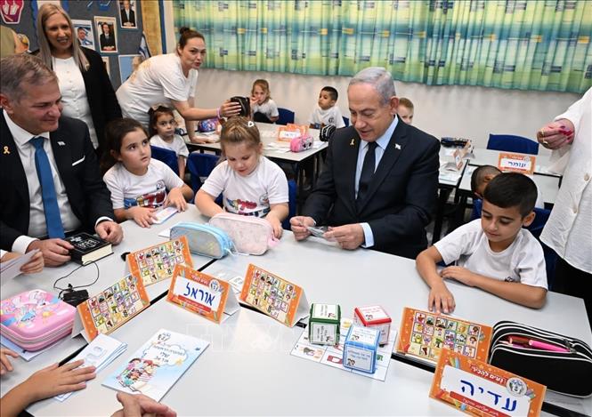 Thủ tướng Israel Benjamin Netanyahu đã khai giảng năm học mới tại Trường Tiểu học Begin ở Nof Hagalil. Ảnh: TTXVN phát