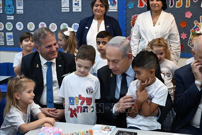 Thủ tướng Israel Benjamin Netanyahu khai giảng năm học mới tại Trường Tiểu học Begin ở Nof Hagalil. Ảnh: TTXVN phát