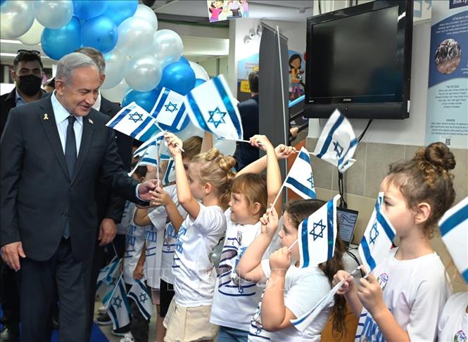 Thủ tướng Israel Benjamin Netanyahu khai giảng năm học mới tại Trường Tiểu học Begin ở Nof Hagalil. Ảnh: TTXVN phát