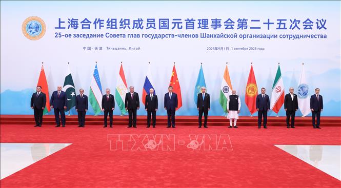 Các đại biểu chụp ảnh chung tại Hội nghị thượng đỉnh SCO ở Thiên Tân, Trung Quốc, ngày 1/9/2025. Ảnh: THX/TTXVN