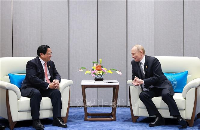 Thủ tướng Phạm Minh Chính gặp Tổng thống Nga Vladimir Putin. Ảnh: Dương Giang-TTXVN 
