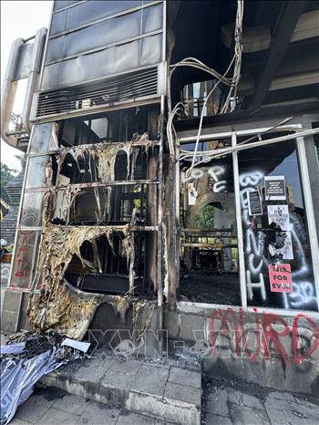 Trạm thang máy dẫn lên cầu sang đường tại Trung tâm Jakarta bị người biểu tình quá khích đốt cháy. Ảnh: Đỗ Quyên PV TTXVN tại Indonesia