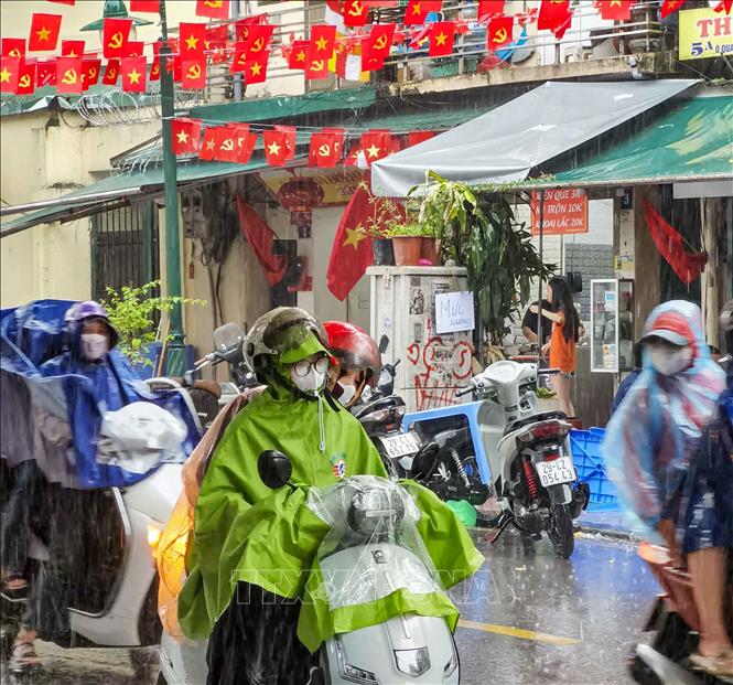 Xuất hiện mưa rào xong nhanh tạnh nên không ảnh hưởng nhiều tới việc đi lại, của người dân, thăm quan phố cổ của du khách. Ảnh: Thanh Tùng - TTXVN