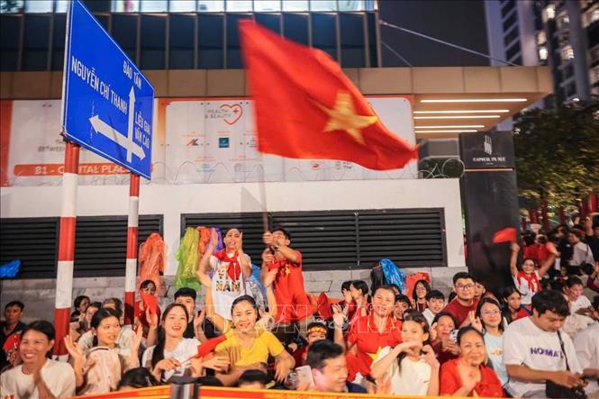 Người dân chờ đón xem lễ diễu binh, diễu hành trên phố Kim Mã tối 1/9. Ảnh: Hoàng Hiếu - TTXVN