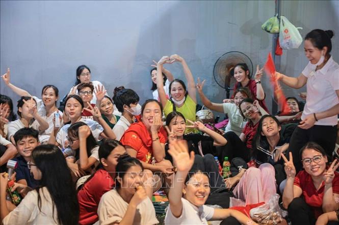 Người dân chờ đón xem lễ diễu binh, diễu hành trên phố Kim Mã tối 1/9. Ảnh: Hoàng Hiếu - TTXVN