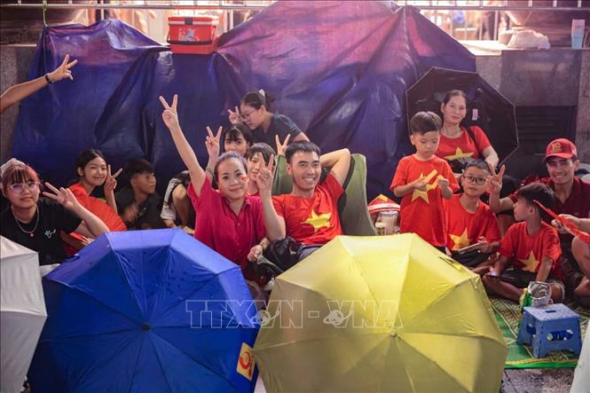 Người dân chờ đón xem lễ diễu binh, diễu hành trên phố Kim Mã tối 1/9. Ảnh: Hoàng Hiếu - TTXVN