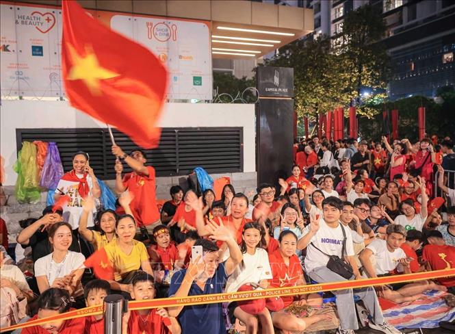 Người dân chờ đón xem lễ diễu binh, diễu hành trên phố Kim Mã tối 1/9. Ảnh: Hoàng Hiếu - TTXVN