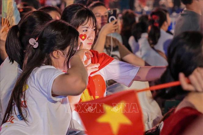 Người dân chờ đón xem lễ diễu binh, diễu hành trên phố Kim Mã tối 1/9. Ảnh: Hoàng Hiếu - TTXVN