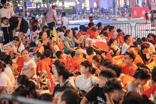 Người dân chờ đón xem lễ diễu binh, diễu hành trên phố Kim Mã tối 1/9. Ảnh: Hoàng Hiếu - TTXVN